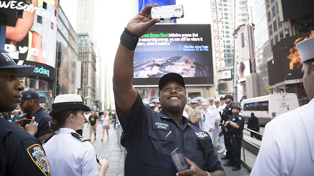 שוטר מצלם סלפי בניו יורק (צילום: Shutterstock) (צילום: Shutterstock)