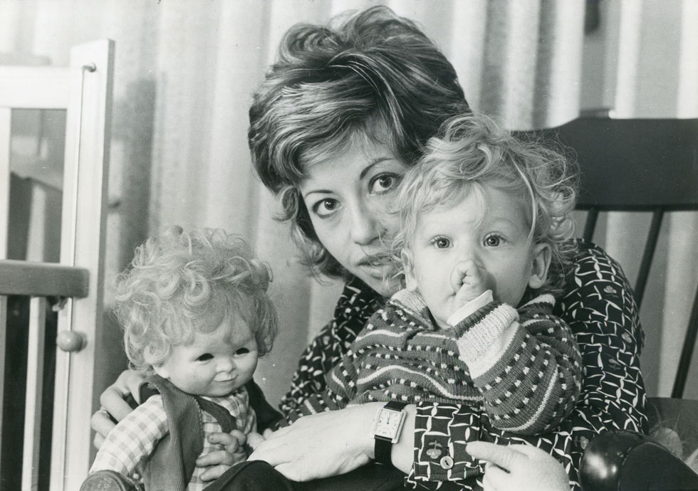 הזמרת חוה אלברשטיין עם בתה מאירה, תחילת שנות ה-70 (צילום: אבי שמחוני "במחנה")
