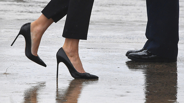 בארה"ב שמו לב: הגברת הראשונה מלניה נסעה לטקסס המוצפת בנעלי עקב (צילום: AFP) (צילום: AFP)