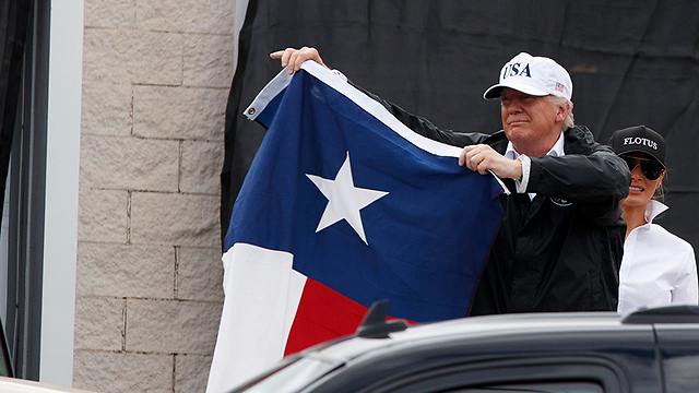הנשיא טראמפ מחזק את תושבי טקסס (צילום: AP) (צילום: AP)
