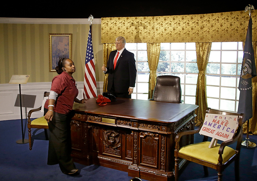 דונלד טראמפ (בערך) בחדר הסגלגל (צילום: AP) (צילום: AP)
