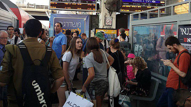 תנועת הרכבות נעצרה. נוסעים ממתינים בתחנת תל אביב סבידור מרכז (צילום: אביב נודלמן) (צילום: אביב נודלמן)