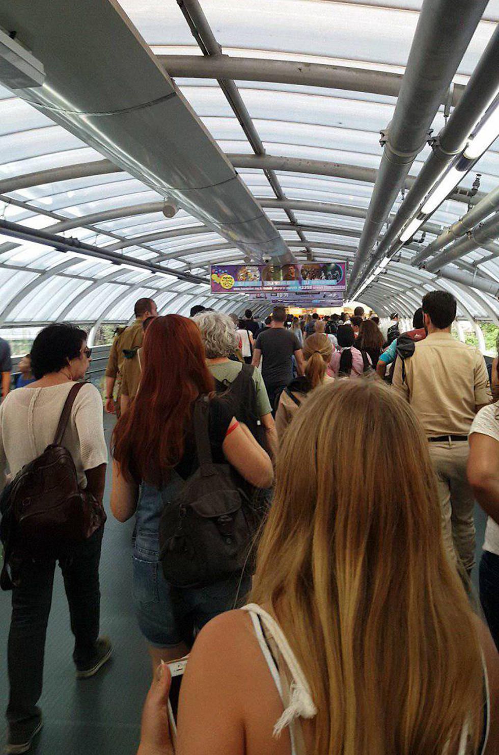 נוסעים יוצאים מתחנת תל אביב סבידור מרכז (צילום: אביב נודלמן) (צילום: אביב נודלמן)