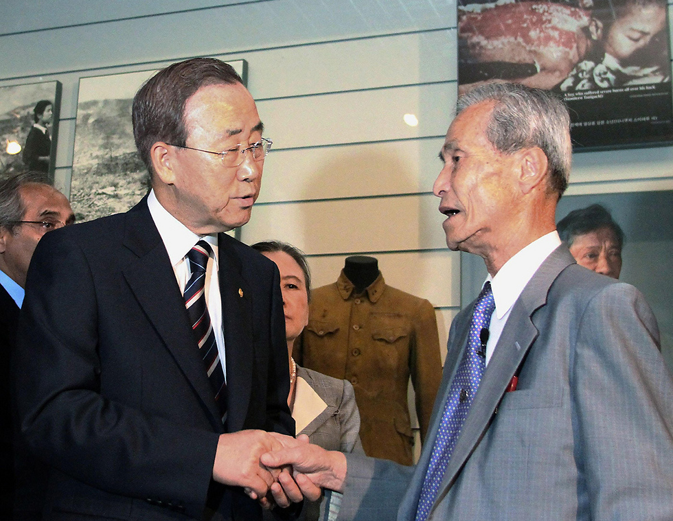 סומיטרו עם מזכ"ל האו"ם לשעבר באן קי מון (צילום: AFP) (צילום: AFP)