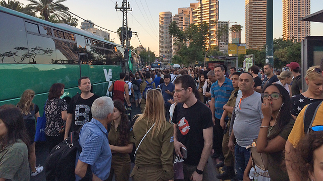 "אין שאטלים". נוסעים ממתינים לאוטובוסים מחוץ לתחנת תל אביב סבידור מרכז (צילום: Arie Danzig) (צילום: Arie Danzig)