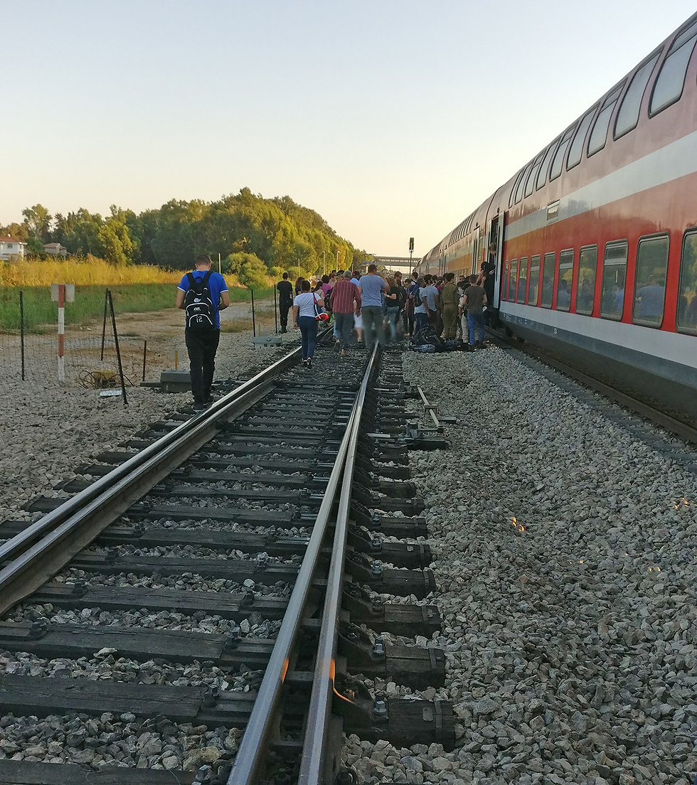 נוסעים יורדים מרכבת אל המסילה באזור בית יהושע (צילום: טל בירמן) (צילום: טל בירמן)