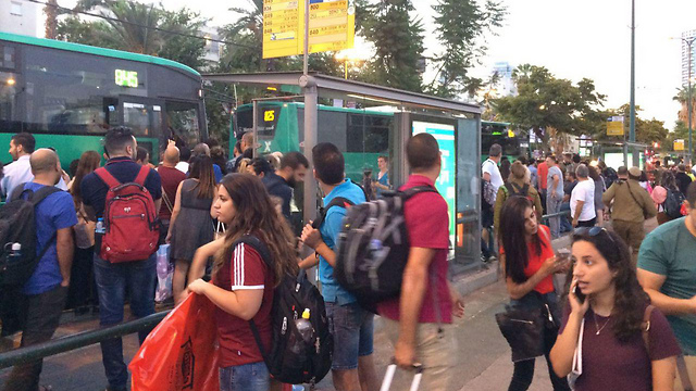 מחוץ לתחנת תל אביב סבידור מרכז (צילום: אריה דנציג) (צילום: אריה דנציג)