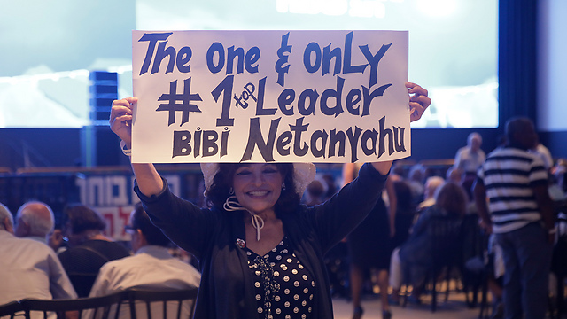 Netanyahu supporter (Photo: Shaul Golan)