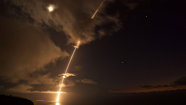 שיגור הטיל הבליסטי בניסוי האמריקני (צילום: AFP / US NAVY) (צילום: AFP / US NAVY)