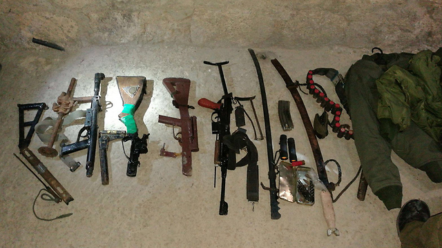 Weapons confiscated in overnight raid (Photo: IDF Spokesman's Office)