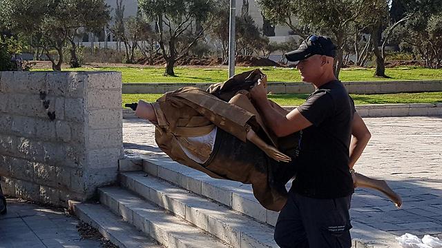 Security removing the statue (Photo: Yishai Porat)