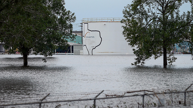 עובדי המפעל פונו מבעוד מועד. "ארקמה" המוצף ליד יוסטון (צילום: AP) (צילום: AP)