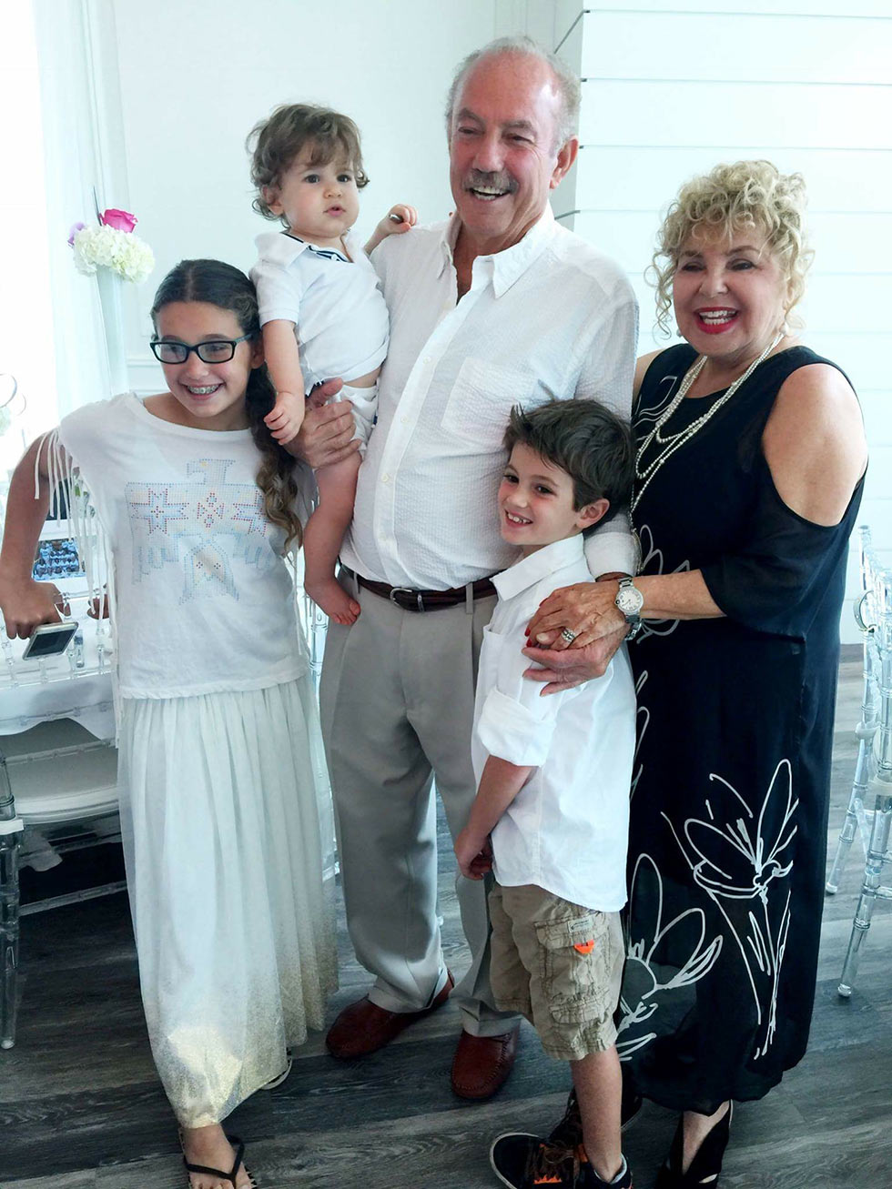 חנה לוין חוגגת עם בעלה ונכדיה ()