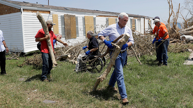 סגן הנשיא פנס מסייע בשיקום בתים שנפגעו בסופה (צילום: AP) (צילום: AP)