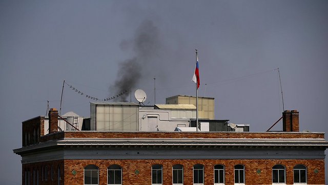 עשן מעל הקונסוליה הרוסית שתיסגר היום (מתוך טוויטר) (מתוך טוויטר)
