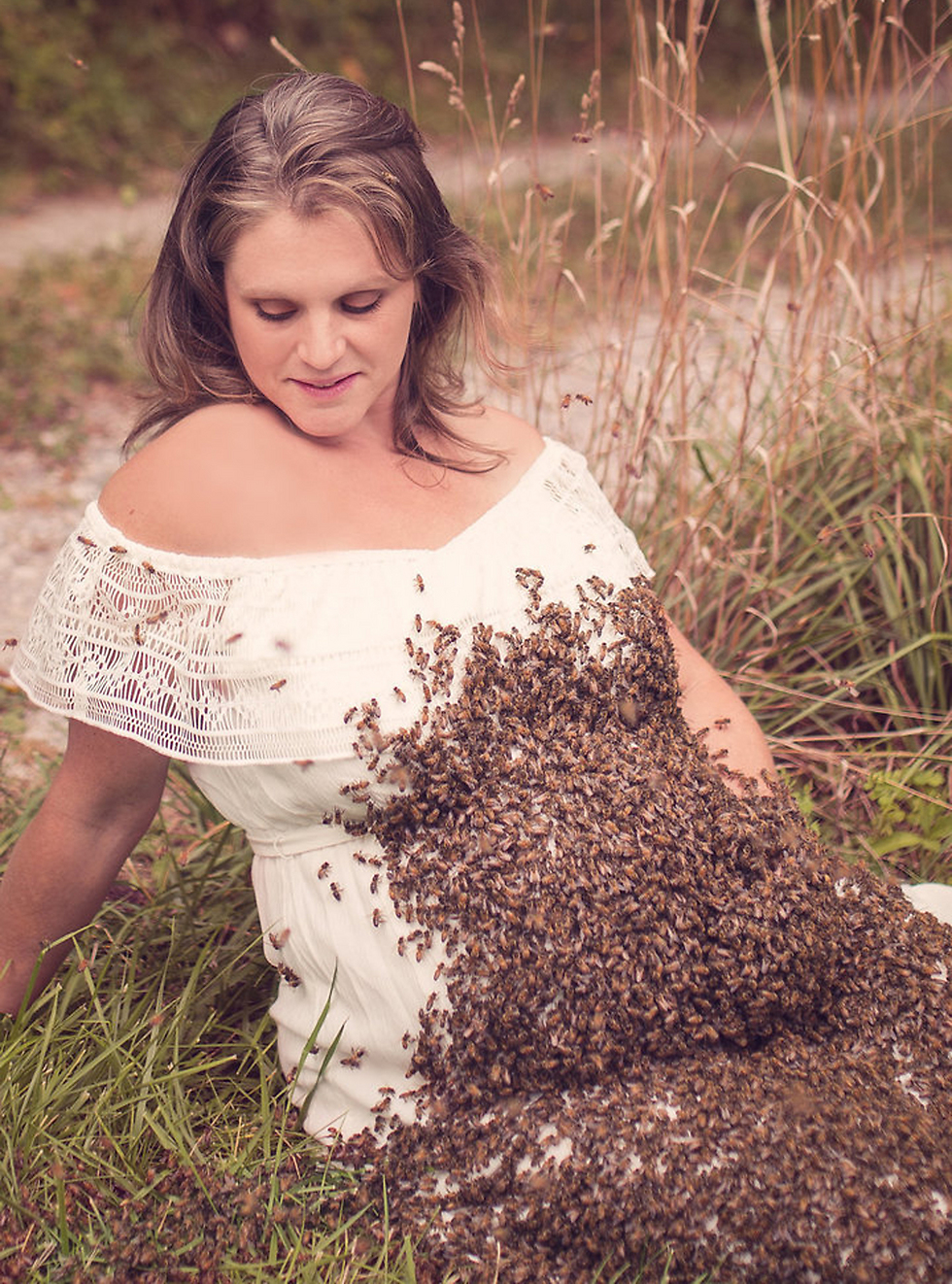 אמילי והדבורים בתמונות שצילמה קנדרה דמיס ()