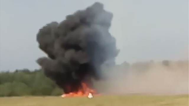המטוס עולה באש אחרי הפגיעה בקרקע (מתוך אינסטגרם) (מתוך אינסטגרם)