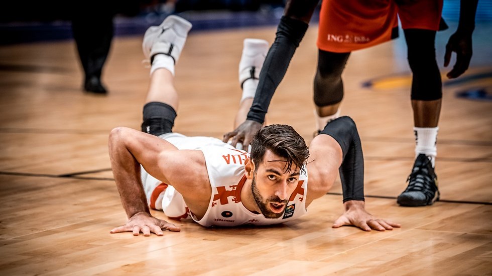 שנגלייה. מחפה על היכולת של פאצ'וליה (צילום: FIBA.COM) (צילום: FIBA.COM)