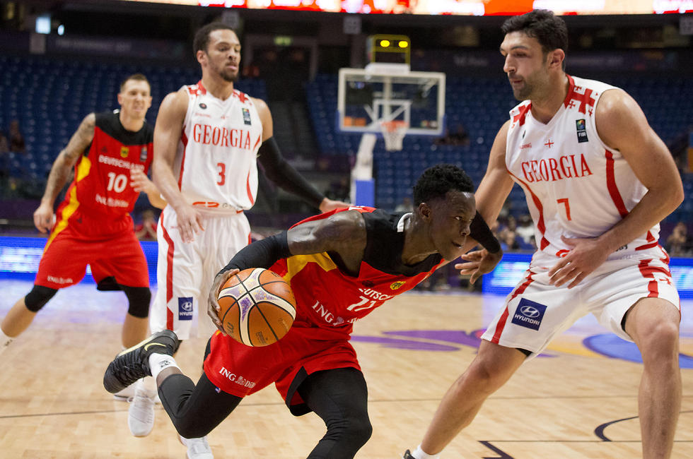 שרדר גובר על פאצ'וליה (צילום: FIBA.COM) (צילום: FIBA.COM)