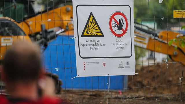 באתר הבנייה שבו נמצאה הפצצה (צילום: EPA) (צילום: EPA)
