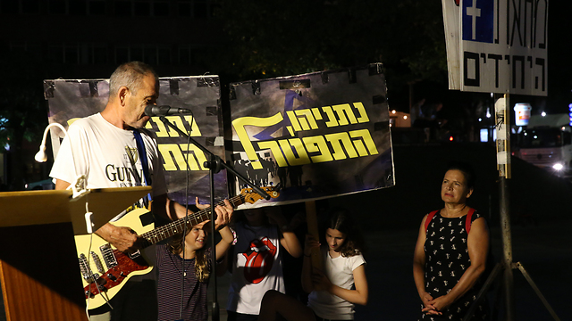 הפגנה גם בכיכר הבימה בתל אביב (צילום: מוטי קמחי) (צילום: מוטי קמחי)