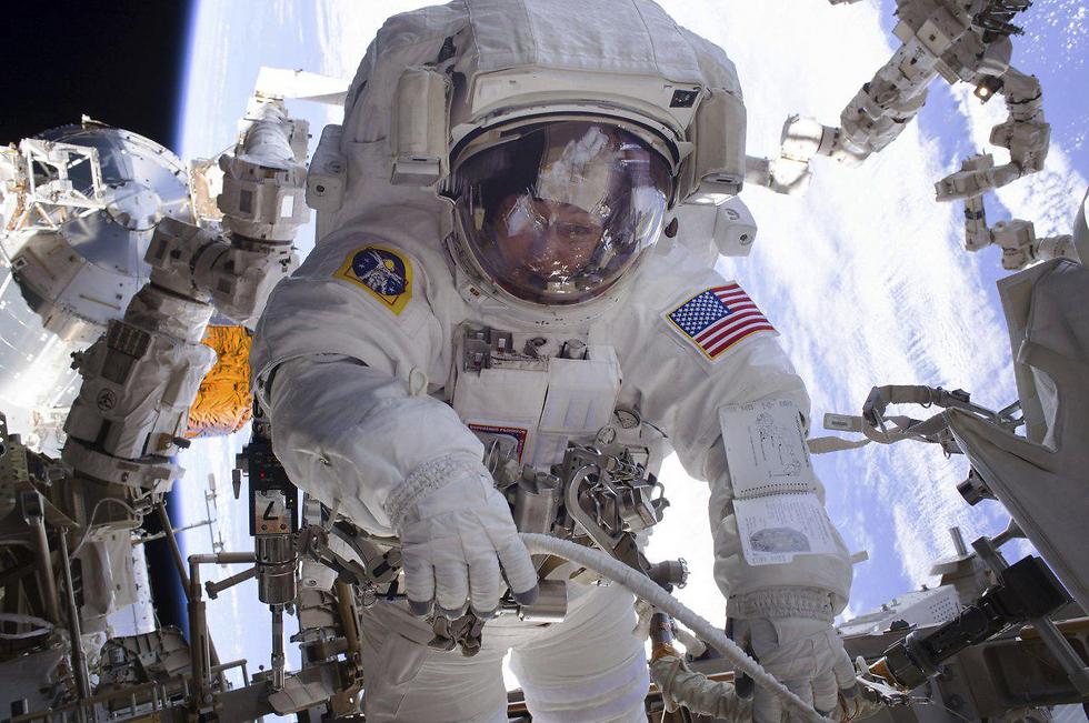 מחזיקה בשיא להליכת חלל לנשים (צילום: AP) (צילום: AP)