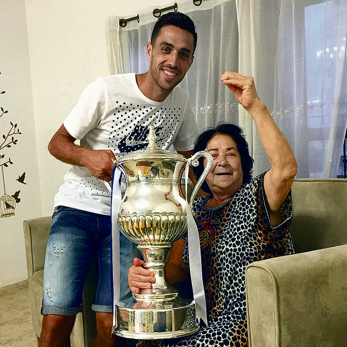 חוגג זכייה בגביע המדינה עם סבתא מסודי, הגורו הראשון שלו. צילומים מתוך הספר