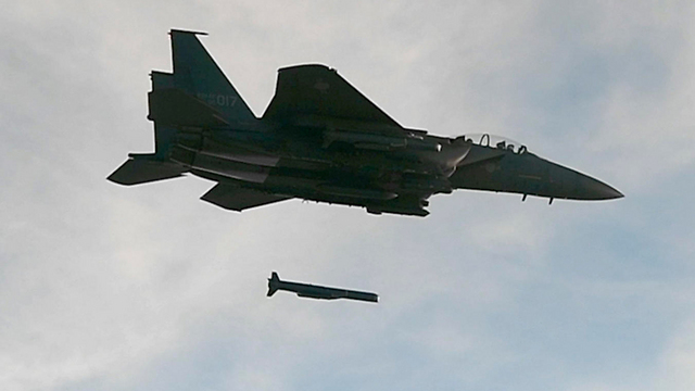 מטוס F-15 מטיל פצצות בתרגיל הדרום קוריאני (צילום: EPA) (צילום: EPA)