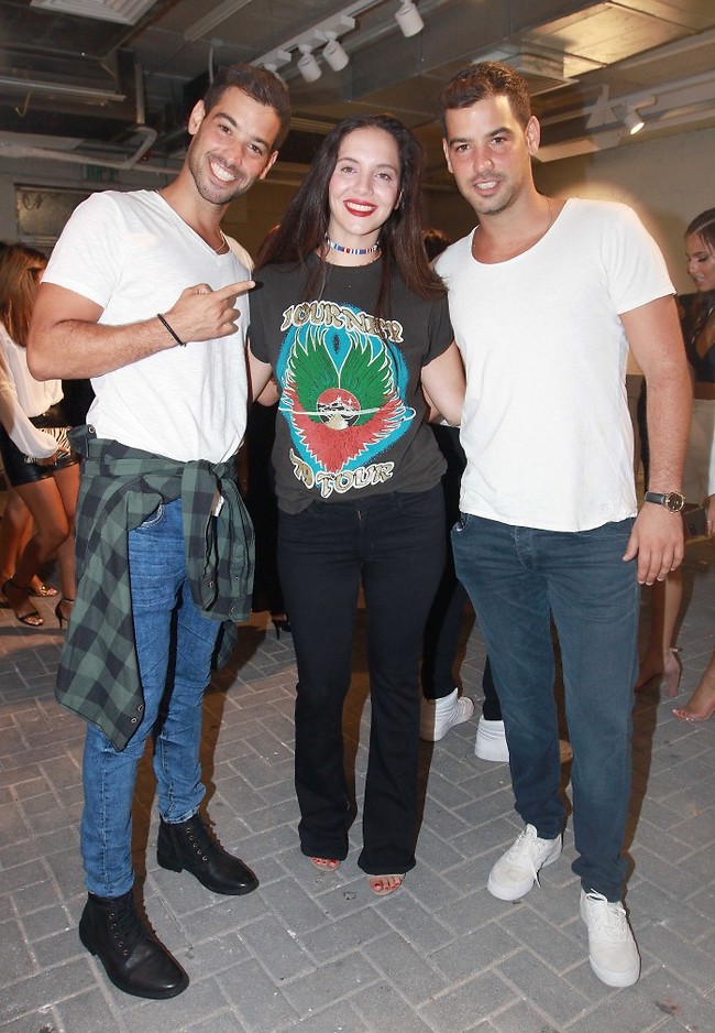 טריפל דייט. עומרי בן נתן עם האח רועי ובת הזוג אלינור קופלר (ענת מוסברג) טריפל דייט. עומרי בן נתן עם האח רועי ובת הזוג אלינור קופלר (ענת מוסברג)