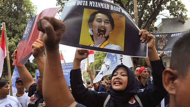 מנהיגת מיאנמר בפועל, אונג סן סו צ'י, מואשמת בחוסר מעש. הפגנת מוסלמים בג'קרטה, אינדונזיה, למען בני הרוהינגה  (צילום: AP) (צילום: AP)