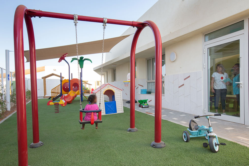 החצר המאובזרת משמשת את הילדים ויש אליה יציאות מכל הכיתות (הילדה בצילום היא בתה של אחת מעובדות המעון) (צילום: דור נבו) החצר המאובזרת משמשת את הילדים ויש אליה יציאות מכל הכיתות (הילדה בצילום היא בתה של אחת מעובדות המעון) (צילום: דור נבו)