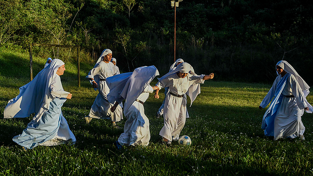 חברותיה של מריה ולנטינה למנזר בהפסקת כדורגל (צילום: AFP) (צילום: AFP)