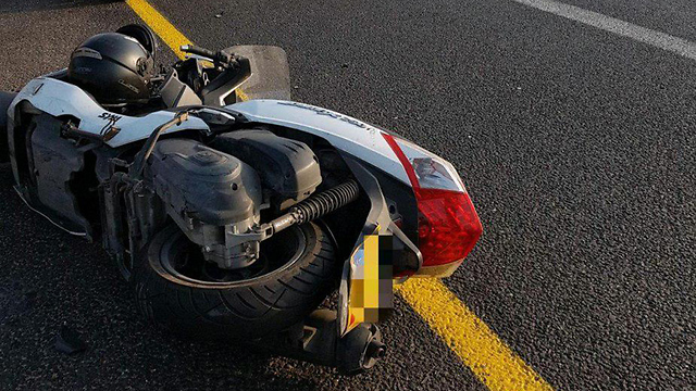 האופנוע שנמצא מוטל על הכביש (צילום: תיעוד מבצעי מד''א) (צילום: תיעוד מבצעי מד''א)