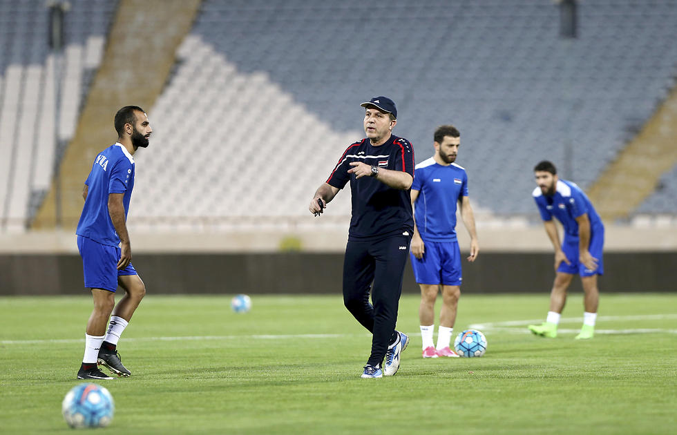 איימן אל-חכים עם שחקני נבחרת סוריה באימון. שב לקדנציה שנייה (צילום: AP) (צילום: AP)