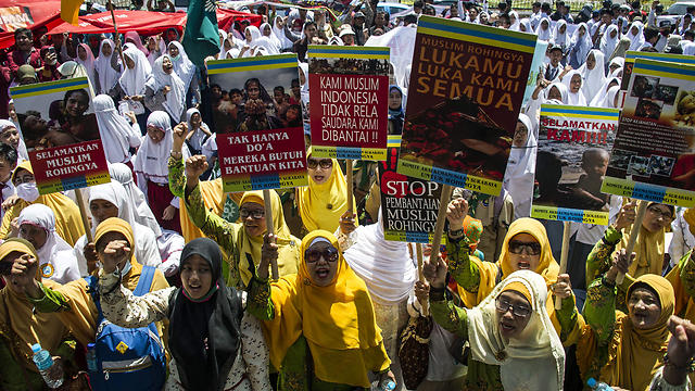 נשים מוסלמיות מפגינות נגד מיאנמר בסורבאיה, אינדונזיה (צילום: AFP) (צילום: AFP)
