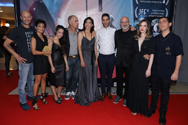 שלא יגידו שאנחנו לא תומכים ביצירה מקומית. "געגוע" (צילום: רפי דלויה) שלא יגידו שאנחנו לא תומכים ביצירה מקומית. "געגוע" (צילום: רפי דלויה)