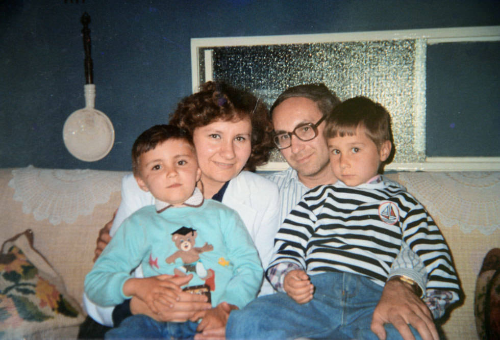 ההורים עם שני בניהם הגדולים, איליה ואלכס. "לא היו לי אשליות שיכול להיות להם עתיד ברוסיה" (צילום רפרודוקציה: הרצל יוסף)