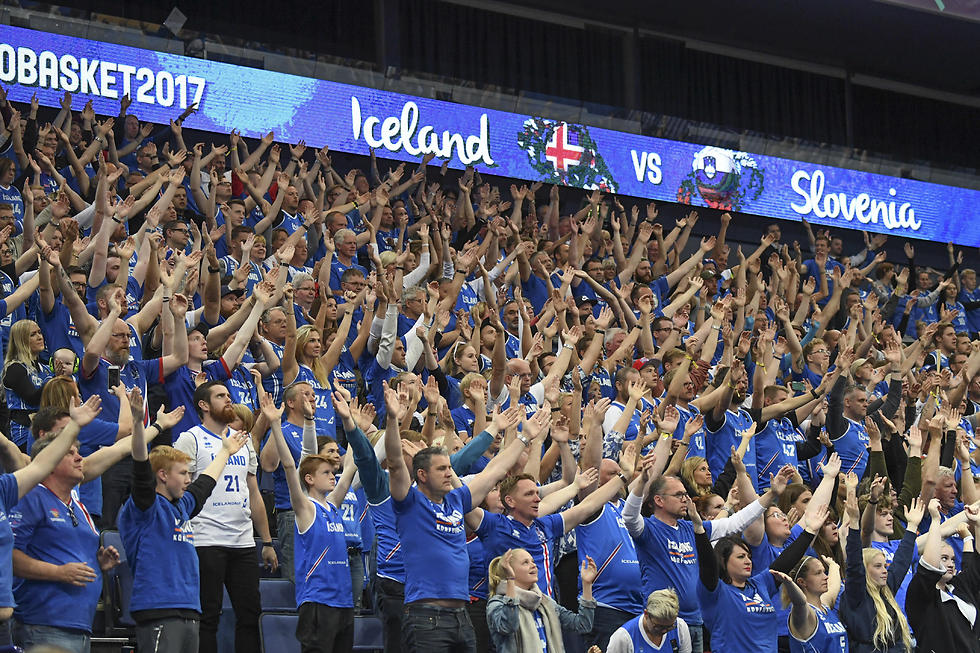 בכדורסל הם פחות טובים, האוהדים - מדהימים. האיסלנדים (צילום: EPA) (צילום: EPA)