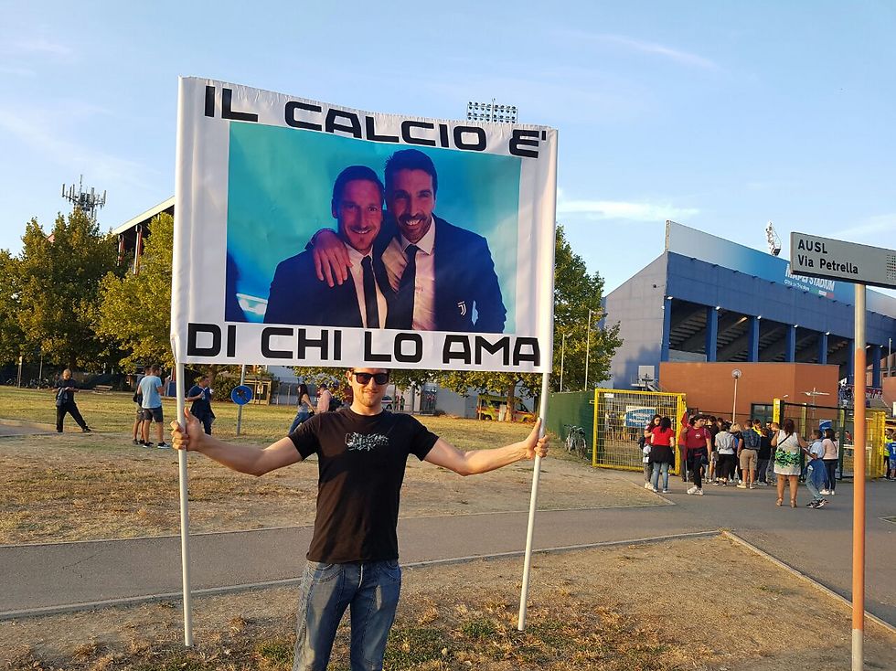 "הכדורגל שייך למי שאוהב אותו". אוהד איטלקי מחוץ לאצטדיון (צילום: דוד בן שימול) (צילום: דוד בן שימול)
