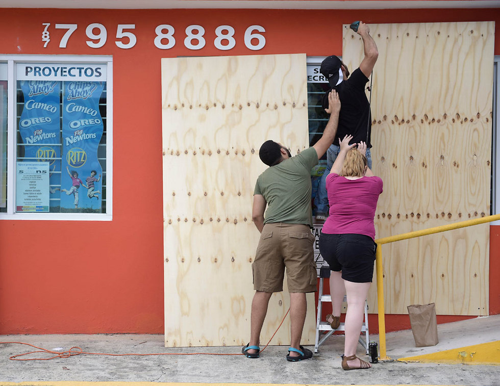 התושבים ממגנים את הבתים והעסקים לקראת הסופה (צילום: AP) (צילום: AP)