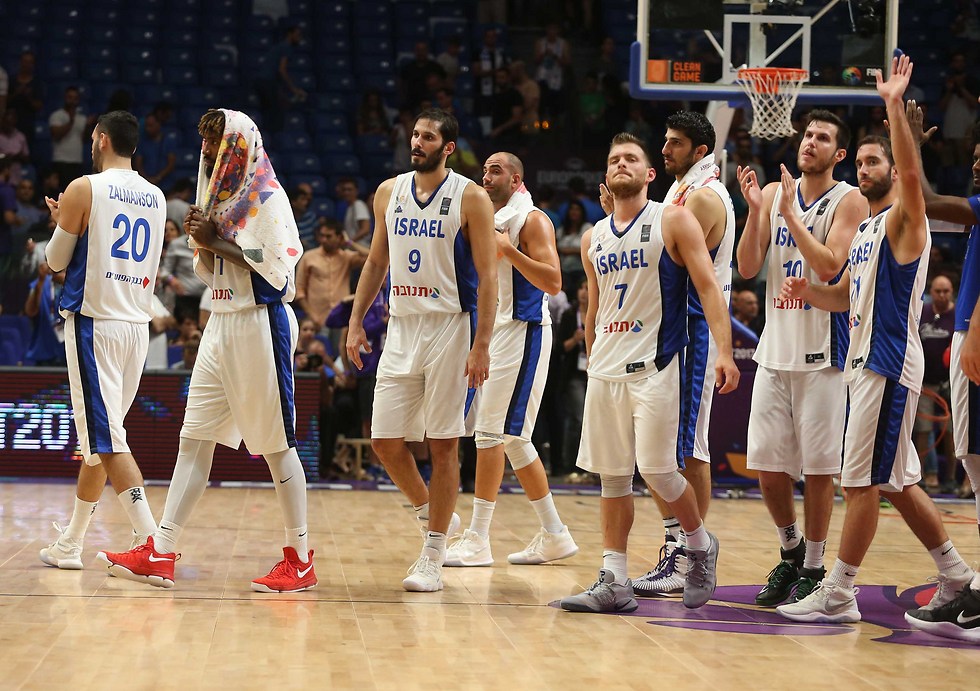 שחקני נבחרת ישראל מאוכזבים (צילום: ראובן שוורץ) (צילום: ראובן שוורץ)