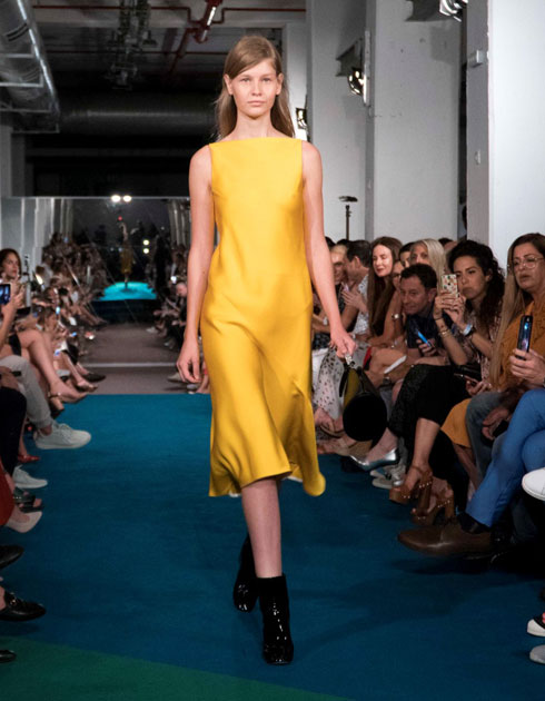 סופיה מצטנר פותחת את התצוגה בשמלת מידי בצבע זהב בעיצובו של ראף סימונס מהקו Calvin Klein 205 W39 NYC, בשילוב תיק תואם ונעליים של המותג אלרי (צילום: חן וגשל)