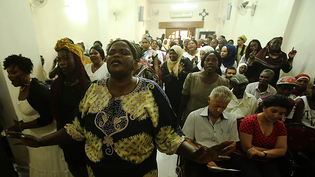 פליטים נוצרים בכנסייה בדמשק (צילום: AFP) (צילום: AFP)