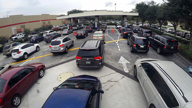 תור לתחנת דלק בפלורידה (צילום: AP) (צילום: AP)