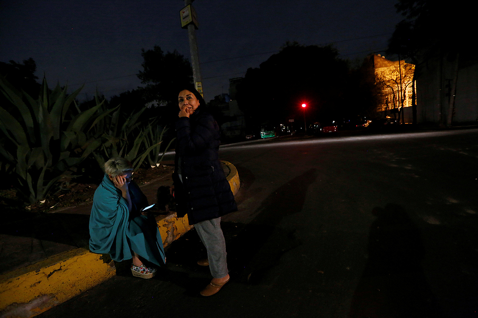 מקסיקו סיטי: אנשים יצאו לרחוב בשעות הלילה מחשש לקריסת בניינים (צילום: רויטרס) (צילום: רויטרס)