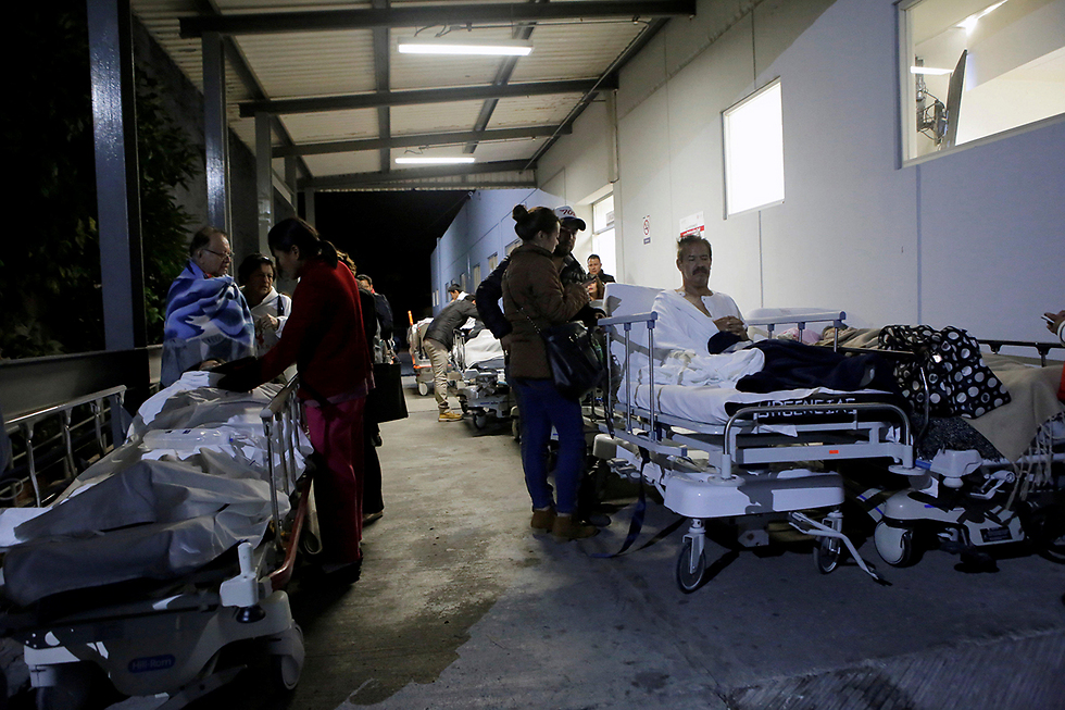 מטופלים בבית חולים בעיר פואבלה יצאו מהבניין לאחר הרעידה (צילום: רויטרס) (צילום: רויטרס)