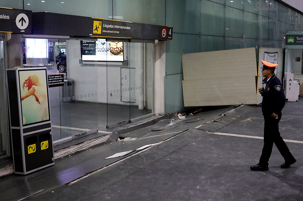 סדקים ברצפה בנמל התעופה הבינלאומי ע"ש בניטו חוארס במקסיקו סיטי (צילום: רויטרס) (צילום: רויטרס)