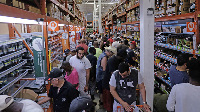 Frantic shoppers prepare for Irma in Florida (Photo: AP)