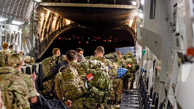 חיילים בדרך לאיי הבתולה הבריטיים (צילום: EPA) (צילום: EPA)