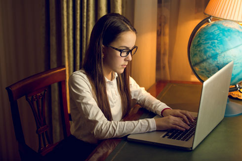 לימודים במחשב? לא צריכים לקחת יותר מחצי שעה בבי"ס יסודי או שעה בחטיבות העליונות (צילום: Shutterstock)